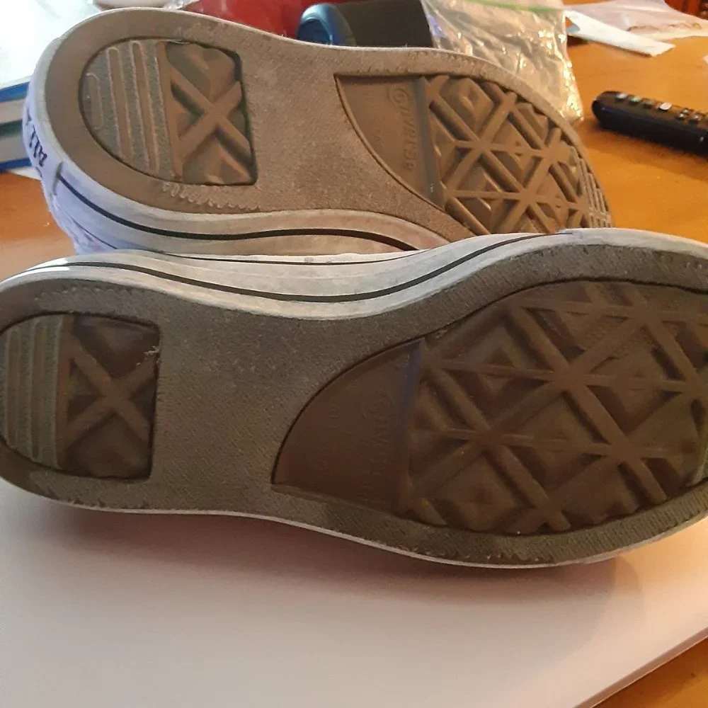 Converse sneakers-womens size 6 - Picture 5 of 6